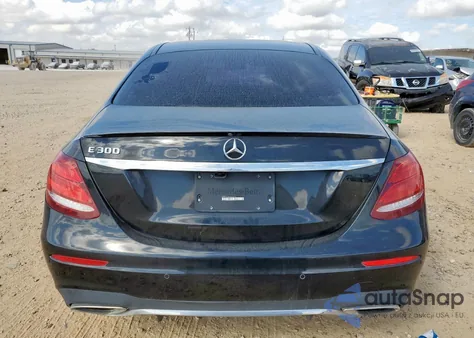 2019 Mercedes-Benz E 300 z USA, uszkodzony, nr VIN WDDZF4JB2KA681570